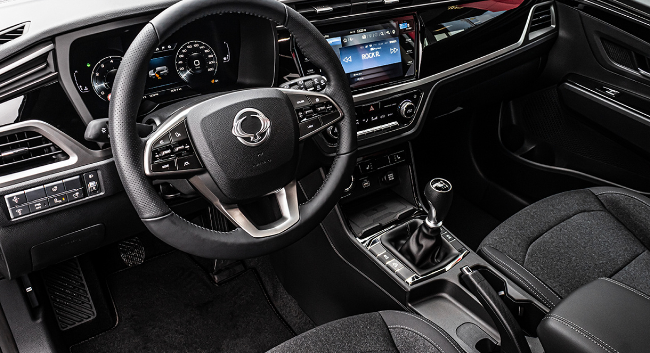 KORANDO 1,5GDI MT 2WD STYLE+ TECH MY25 Stříbrná