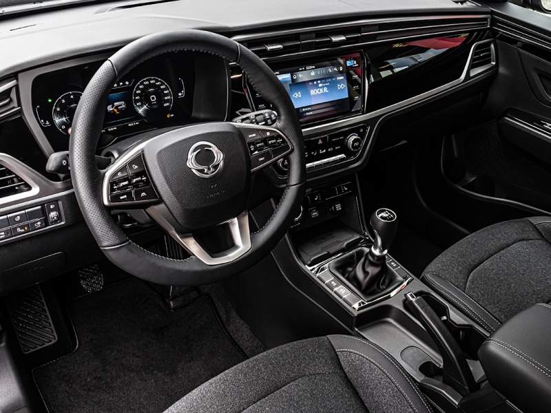 KORANDO 1,5GDI MT 2WD STYLE+ TECH MY25 Stříbrná