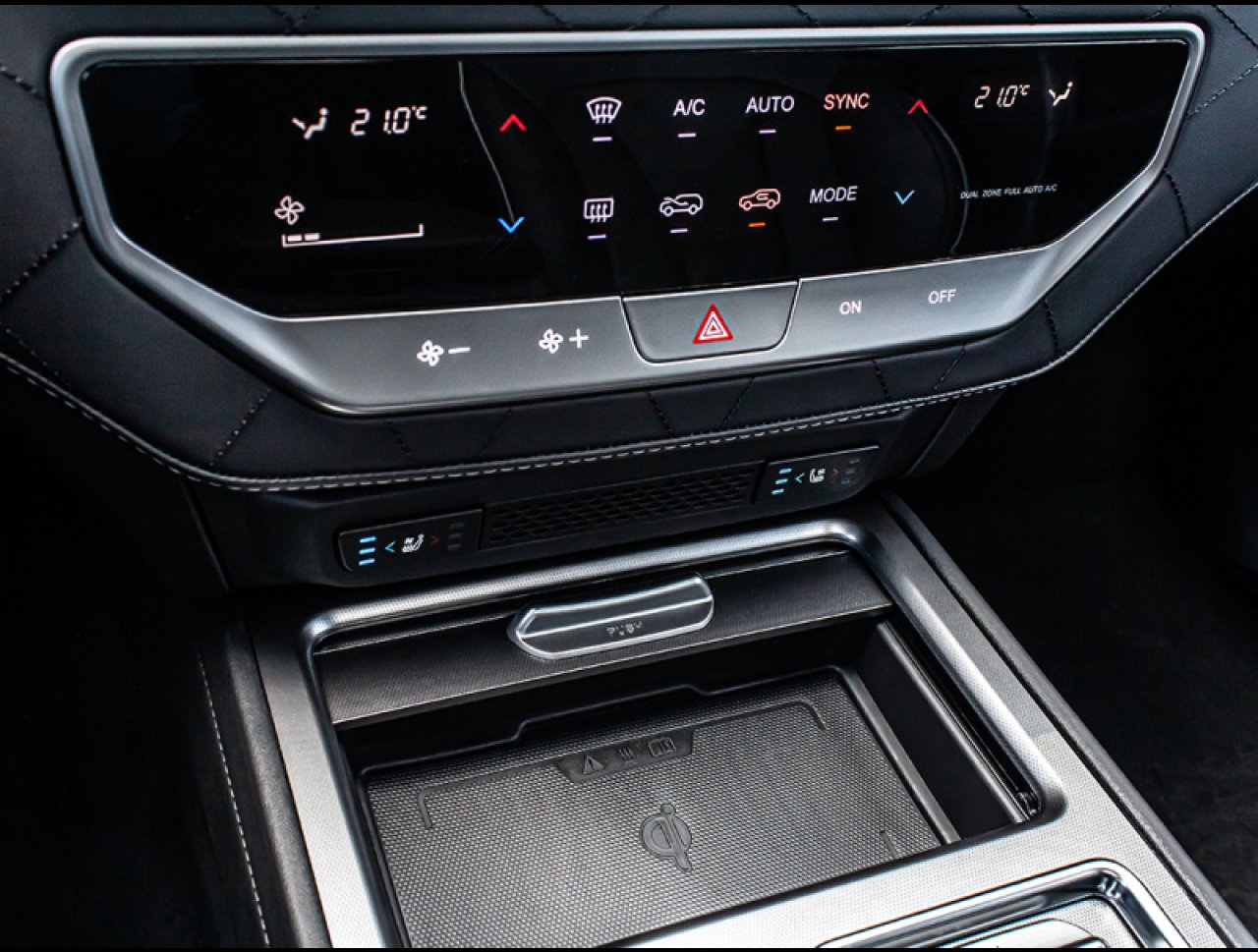 REXTON 2,2e-XDI 4WD Shift-by-wire MY24 Black Editi bílá